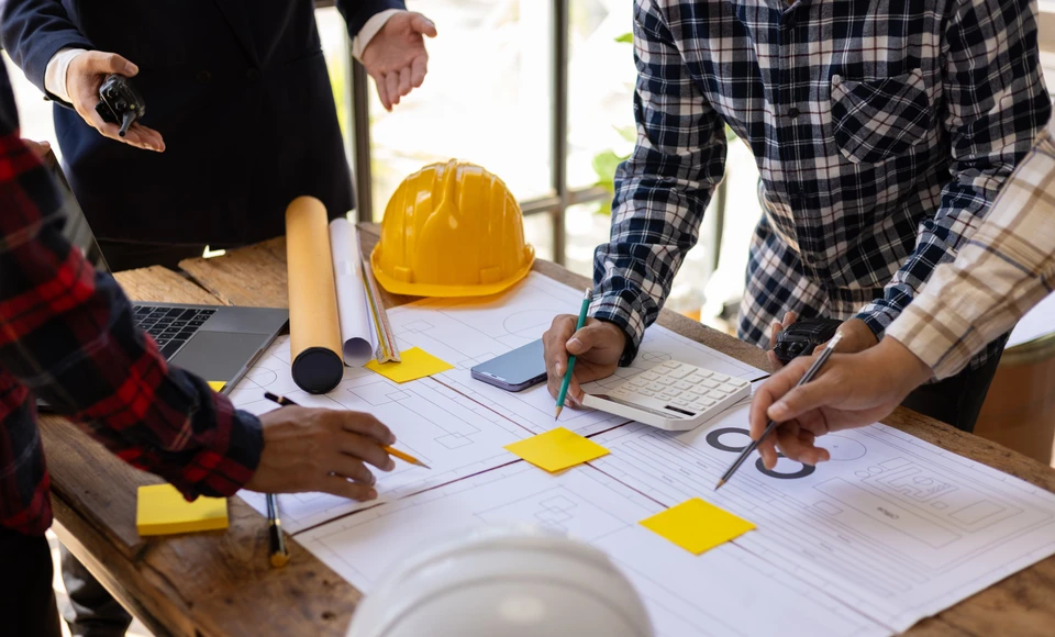 Sérieux artisan en tablier vérifier le message avec les commandes sur smartphone propriétaire d'une boutique de restauration, jeune et beau menuisier mâle utilisant un smartphone pour vérifier le solde bancaire en ligne pendant le travail