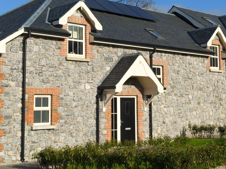 Intérieur rustique avec cheminée en pierre naturelle et insert à foyer fermé