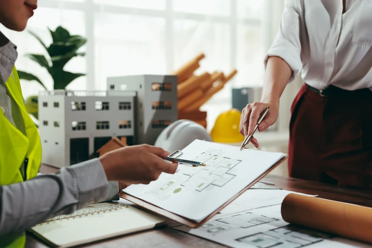 Espace de vie moderne ouvert avec cuisine équipée, salle à manger et salon