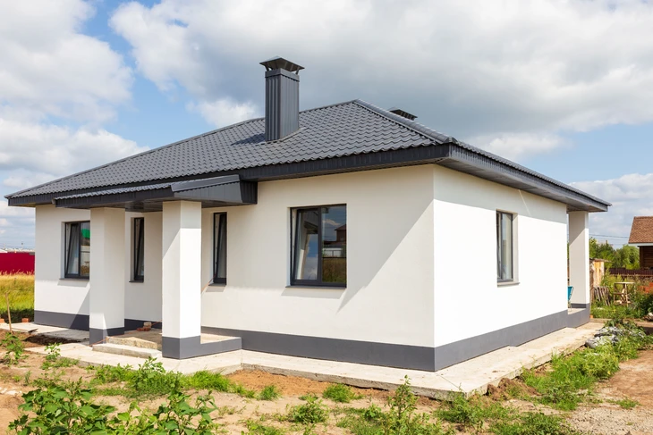 Intérieur rustique avec cheminée en pierre naturelle et insert à foyer ouvert