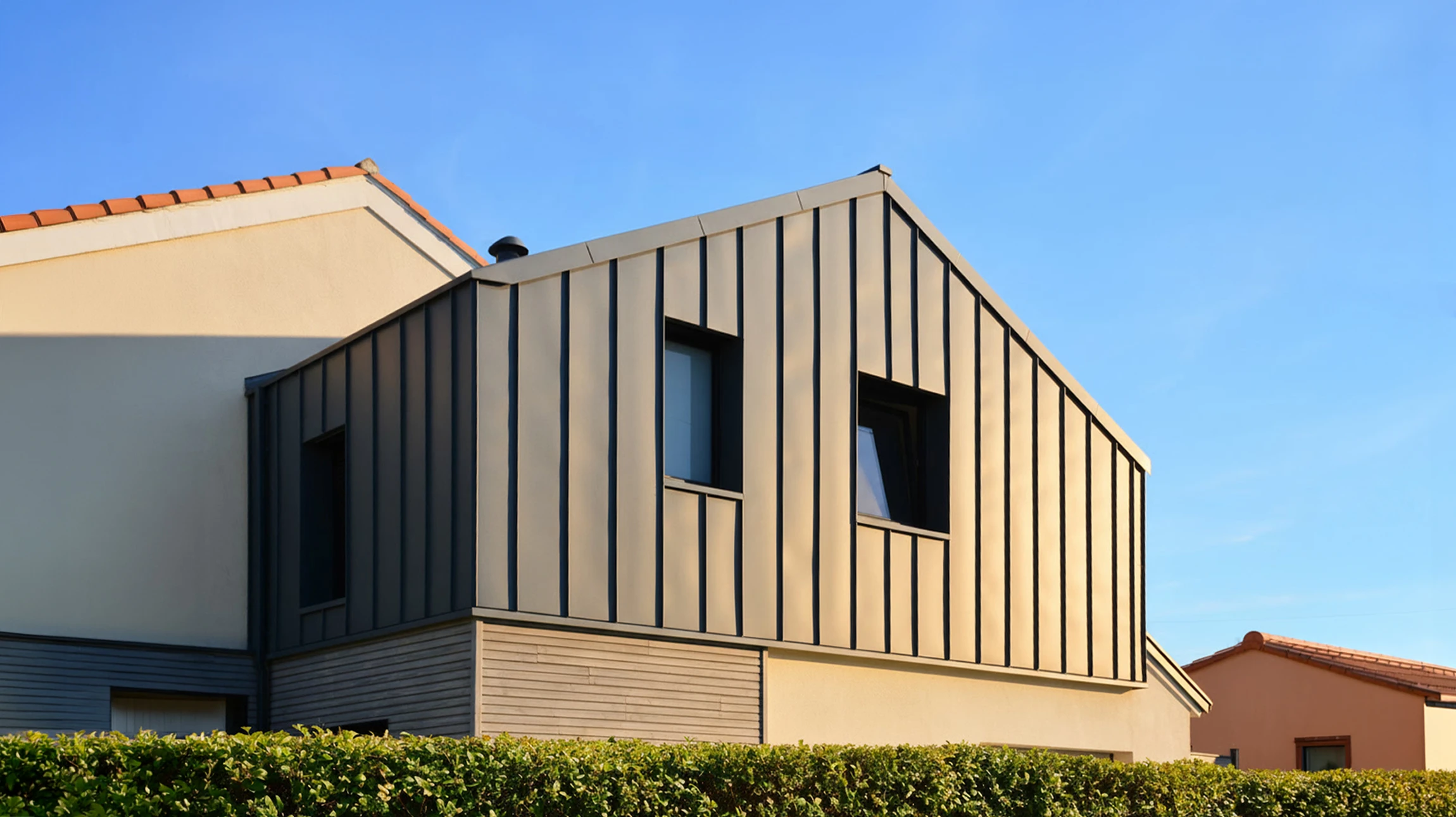 Scène extérieure d'une maison contemporaine à architecture moderne avec jardin paysager et véhicule stationné