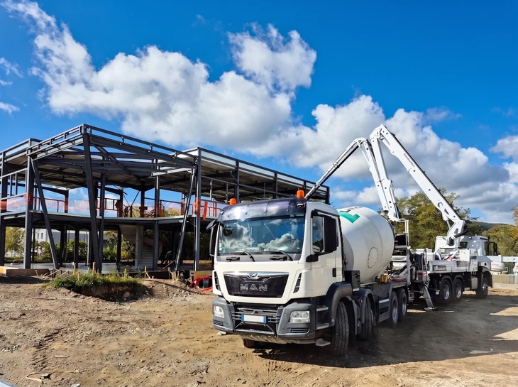 Intérieur industriel avec ouvrier en combinaison inspectant structure métallique