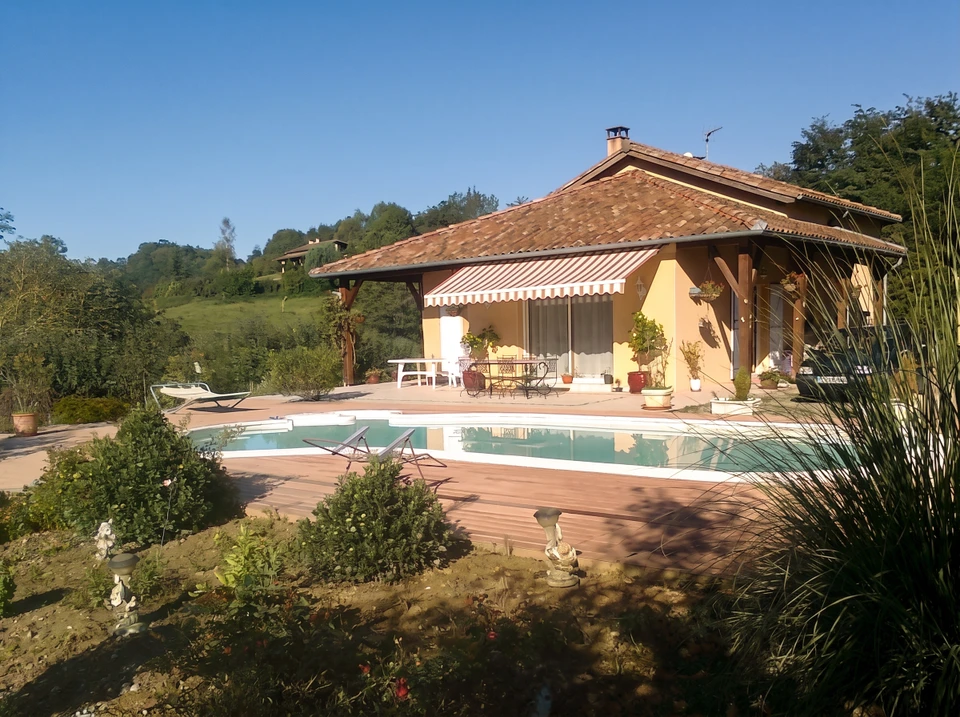 Piscine intérieure avec carrelage mosaïque bleue et skimmer intégré